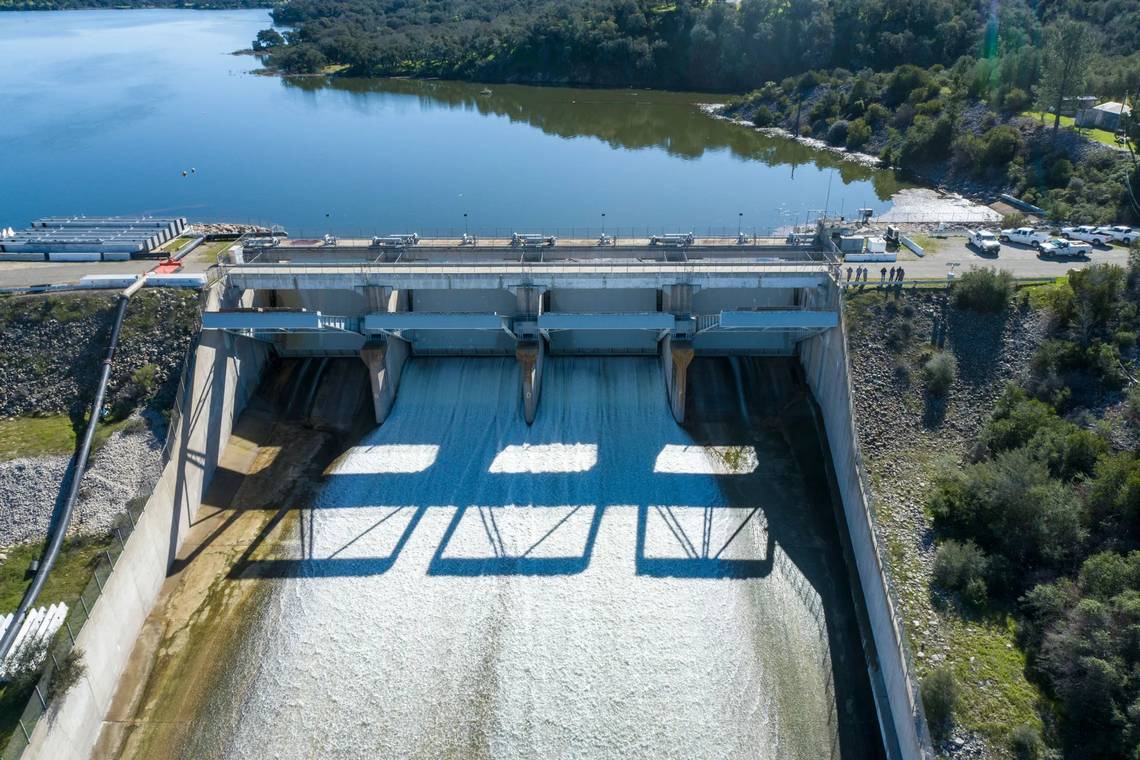 020823-Bradbury-Dam-Cachuma-Spilling-3-lwag-2000-2048x1365